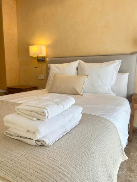 Bed, Bedroom, towels