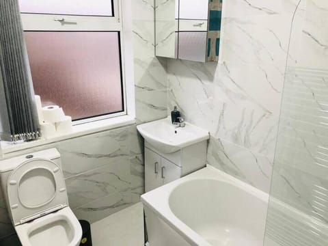 City centre 4 bed 8 guest house House in Loughborough