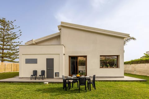 Property building, Patio, Spring, Day, Garden, Dining area, Garden view