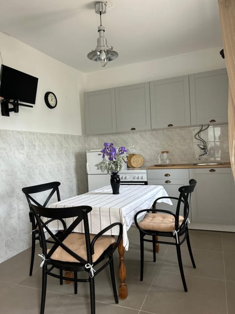 Seating area, oven, pet friendly, stove