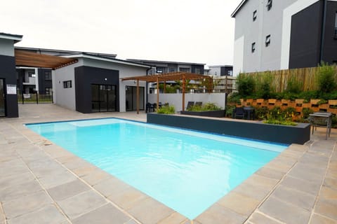 Property building, Swimming pool, sunbed