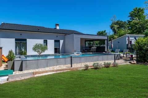 Property building, Day, Garden, Garden view, Pool view, Swimming pool, sunbed