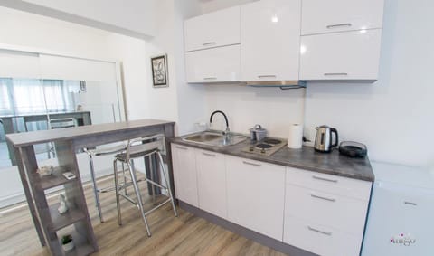 Coffee/tea facilities, Kitchen or kitchenette, Dining area