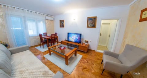 Communal lounge/ TV room, TV and multimedia, Living room, Seating area, Dining area, Evening entertainment