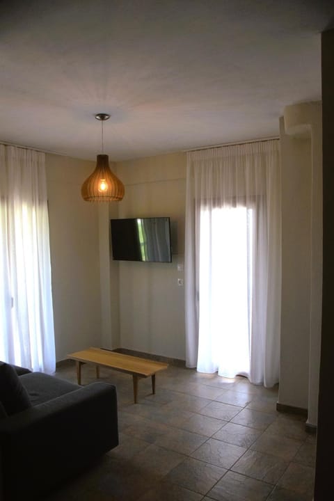 TV and multimedia, Living room, Seating area, Evening entertainment