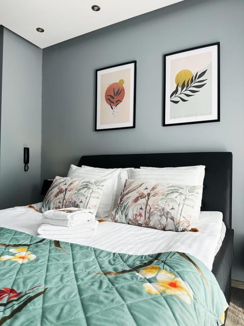 Bed, Photo of the whole room, Decorative detail, Bedroom