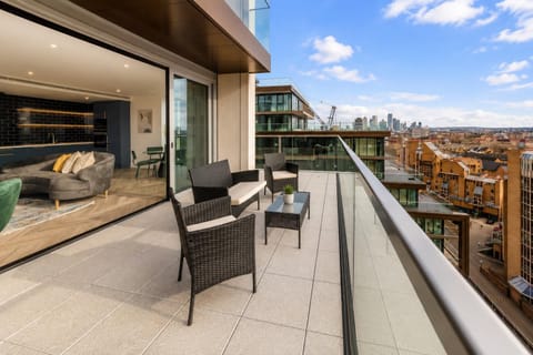 Property building, Day, View (from property/room), Balcony/Terrace, Seating area, City view