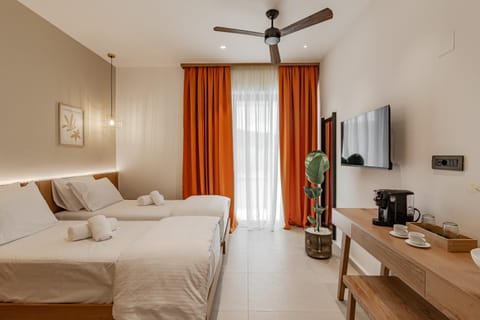 Bed, TV and multimedia, Photo of the whole room, Bedroom