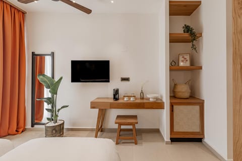 Bed, TV and multimedia, Photo of the whole room, Bedroom