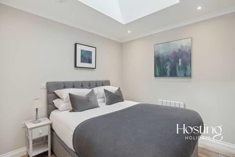 Bed, Photo of the whole room, Bedroom, internet