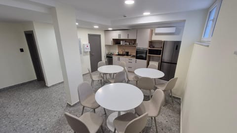 Kitchen or kitchenette, Kitchen or kitchenette, Dining area, oven, stove