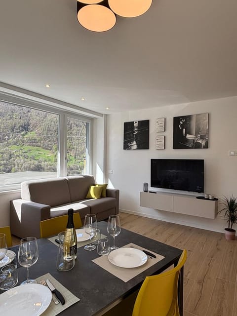 Communal lounge/ TV room, TV and multimedia, Living room, Dining area