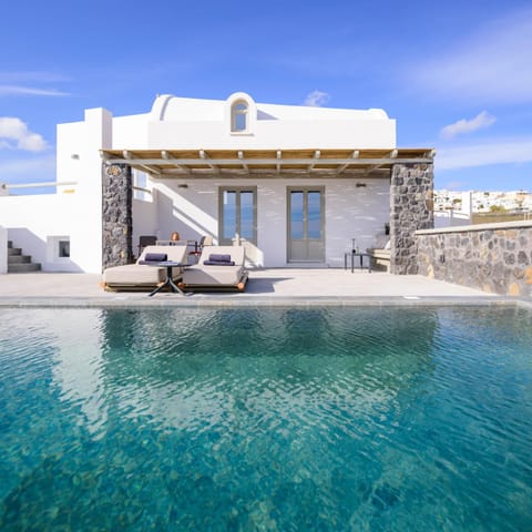 Property building, Patio, Day, Dining area, Pool view, Swimming pool, Swimming pool, sunbed, towels