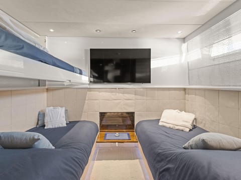 Trackside superyacht VIP Cabin - TIAMAT Cabin in Monaco