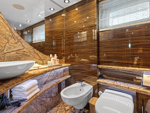 Trackside superyacht VIP Cabin - TIAMAT Cabin in Monaco