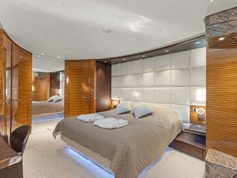 Trackside superyacht VIP Cabin - TIAMAT Cabin in Monaco