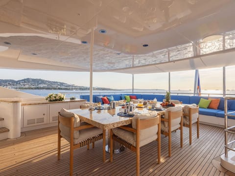 Trackside superyacht VIP Cabin - TIAMAT Cabin in Monaco