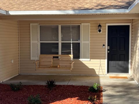 Get cozy in this Renovated home by the Villages House in Lady Lake