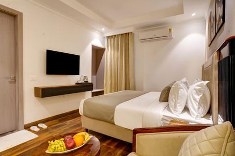 Bed, TV and multimedia, Photo of the whole room, Bedroom, Food