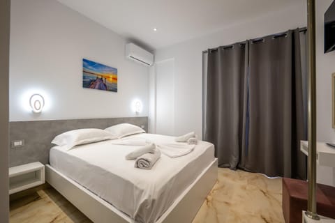 Bed, Photo of the whole room, Bedroom, towels, air conditioner