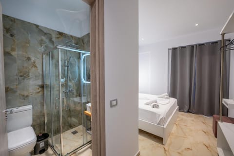 Shower, Toilet, Bed, Bathroom, Photo of the whole room, Bedroom, Bath, towels