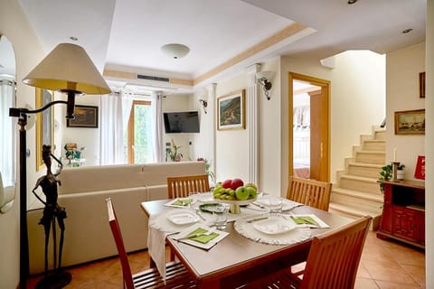 TV and multimedia, Living room, Decorative detail, Seating area, Dining area