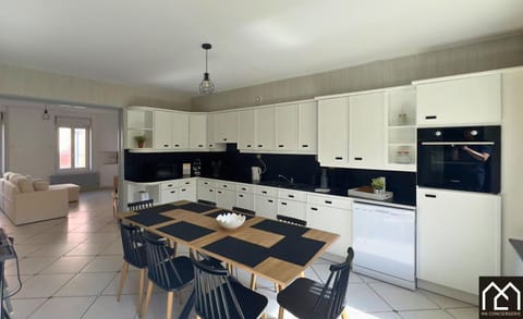 Kitchen or kitchenette, Living room, Seating area, Dining area, dishwasher, oven, pet friendly, stove