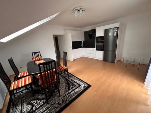 Kitchen or kitchenette, Dining area, oven