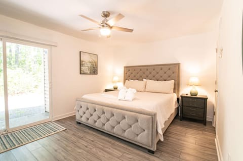 Pet Friendly Ground Floor Gem Near the Beach House in Garden City