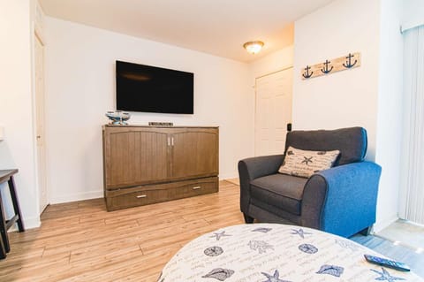 Pet Friendly Ground Floor Gem Near the Beach House in Garden City