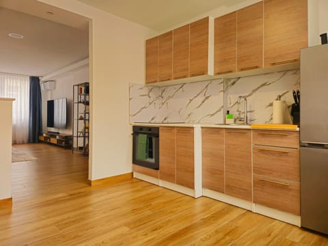 Kitchen or kitchenette, minibar, oven, stove