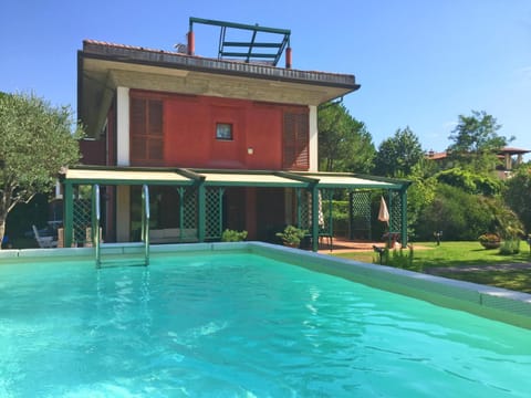 Property building, Day, Pool view, Swimming pool, sunbed