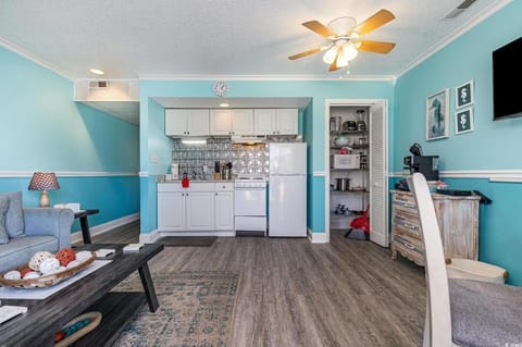 TV and multimedia, Kitchen or kitchenette, Living room, oven, stove