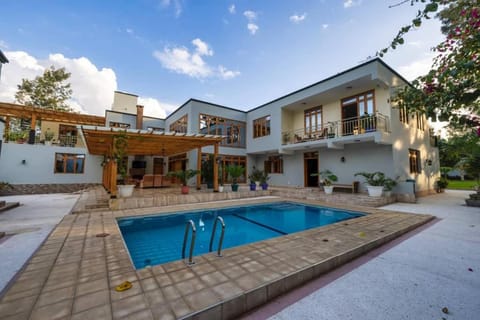 Property building, Balcony/Terrace, Fitness centre/facilities, Pool view, Swimming pool, Swimming pool