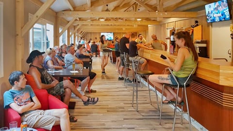 Restaurant/places to eat, People, TV and multimedia, Living room, Banquet/Function facilities, group of guests