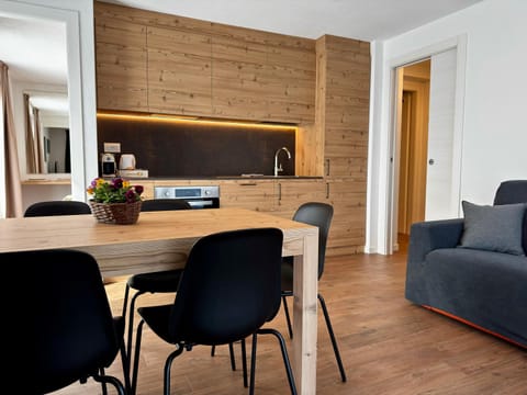 Kitchen or kitchenette, Living room, Seating area, Dining area, dishwasher, heating, oven, stove