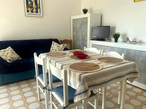 Day, Living room, Seating area