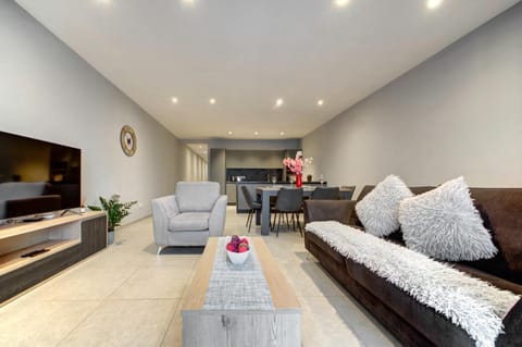 TV and multimedia, Living room, Seating area, Evening entertainment