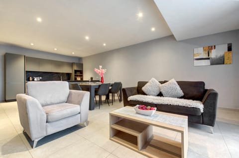 Kitchen or kitchenette, Living room, Seating area, Dining area