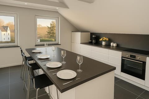 Coffee/tea facilities, Kitchen or kitchenette, Dining area, dishwasher, minibar, oven, stove
