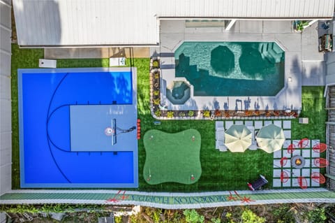 Sleeps 20 Basketball Court Pool Hot Tub Movie Room House in Bradenton