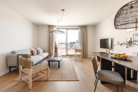 TV and multimedia, Living room, Seating area, Dining area