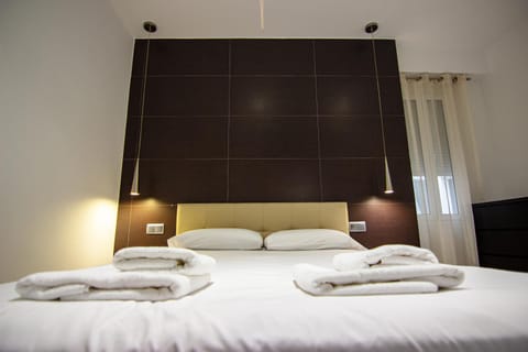 Bed, Bedroom, towels