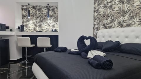 Bed, Photo of the whole room, Bedroom, towels