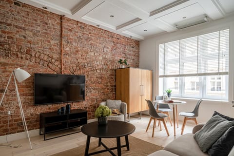 Communal lounge/ TV room, TV and multimedia, Living room, Seating area, Dining area