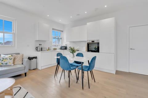 Kitchen or kitchenette, Living room, Seating area, Dining area, oven, stove