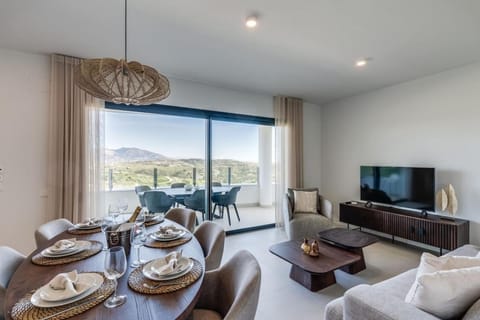 TV and multimedia, Living room, Seating area, Dining area, Mountain view