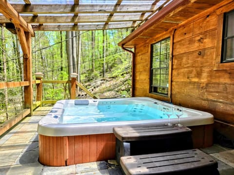 The Skinners Cabin Hot Tub Fireplace Grill Cabin in Townsend