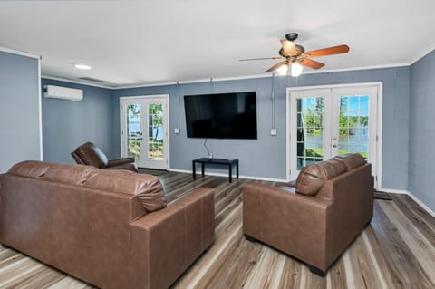 Saluda Shores Sleeps 11 House in Leesville