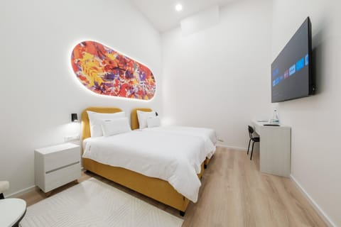 Bed, TV and multimedia, Photo of the whole room, Bedroom